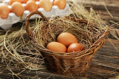 Sepet içinde saman üzerinde yumurta