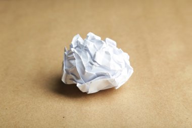 buruşuk kağıt topu