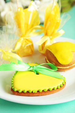 Kalp şeklinde şeker ile tanımlama