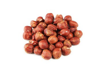 Fındıklar beyaz üzerine izole