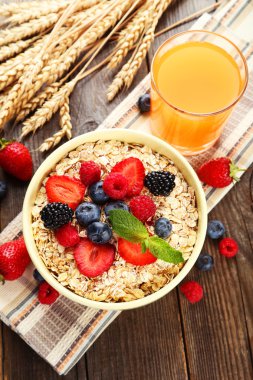 smakelijke havermout met bessen