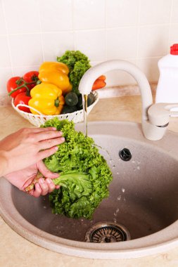 sebze yıkama mutfakta