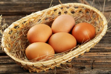 sepet içinde taze yumurta