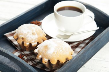 Kekler tepsisindeki Kupası ile