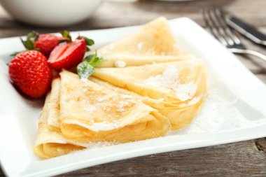 Krep plaka üzerinde çilek ile