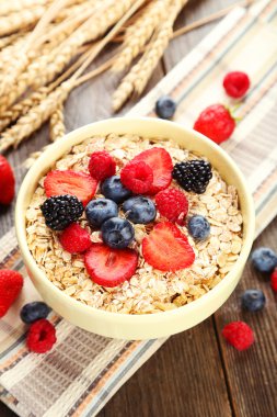 smakelijke havermout met bessen