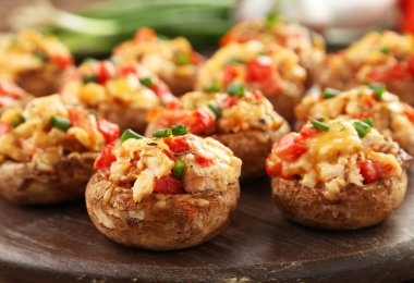 Kesme tahtası üzerinde mantar dolması