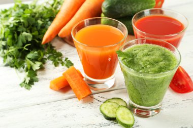 Taze domates, havuç ve salatalık suyu