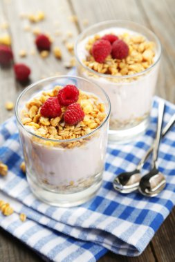 Gözlük müsli ve yoğurt ile