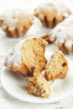 Plaka üzerinde tatlı kek