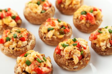 Plaka üzerinde mantar dolması