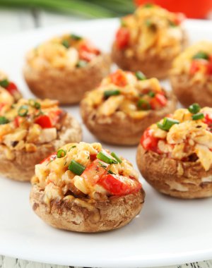 Plaka üzerinde mantar dolması