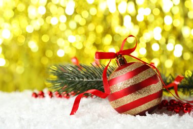 Topu ile Noel ağacı dalı