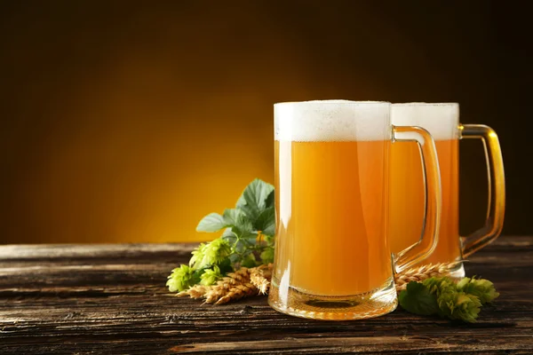 Кружки пива с колосьями пшеницы и хмеля — стоковое фото