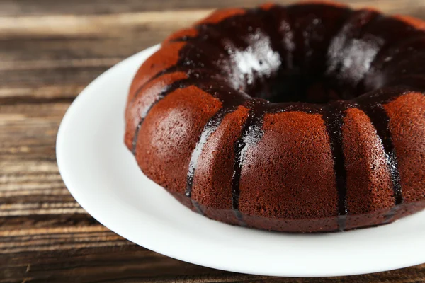 Schokoladenkuchen auf weißem Teller — Stockfoto