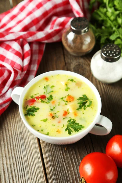 Schüssel Suppe auf braunem Hintergrund — Stockfoto