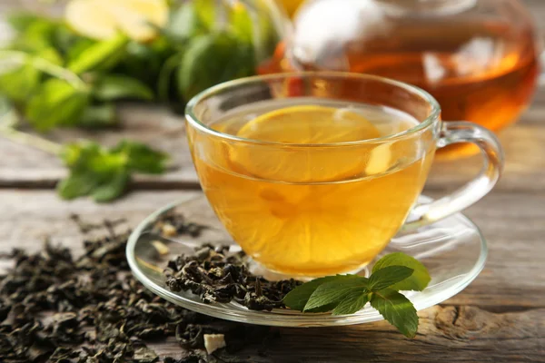 Grüner Tee in Tasse und Teekanne — Stockfoto