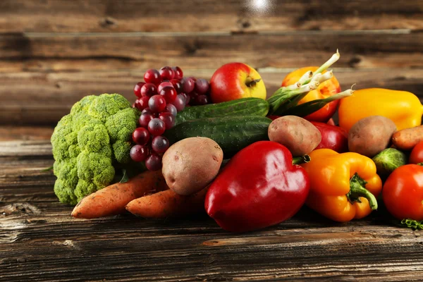 Verduras frescas en la mesa — Foto de Stock