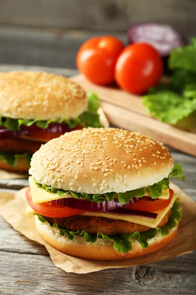まな板の上の新鮮なハンバーガー — ストック写真