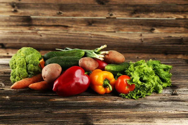 Verduras frescas en la mesa —  Fotos de Stock