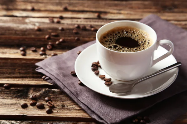 Xícara de café com grãos de café — Fotografia de Stock