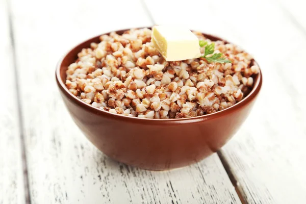 Trigo sarraceno con mantequilla en bowl — Foto de Stock