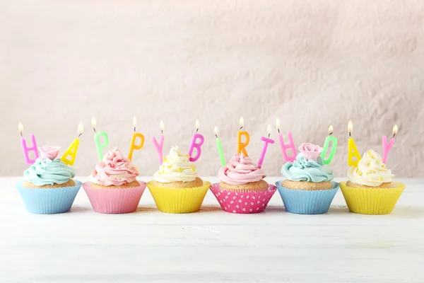 Urodziny cupcakes z świece — Zdjęcie stockowe
