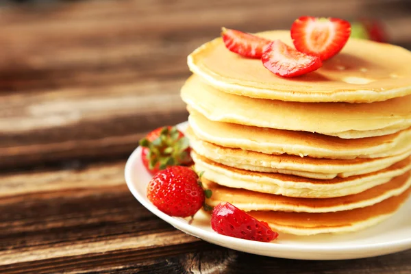 Heerlijke pannenkoeken met aardbeien — Stockfoto