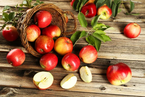 Manzanas en canasta y rodajas de manzana —  Fotos de Stock