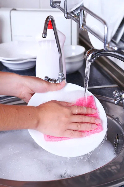 女性の手の洗浄の皿 — ストック写真
