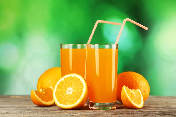 Gläser Orangensaft mit Früchten — Stockfoto