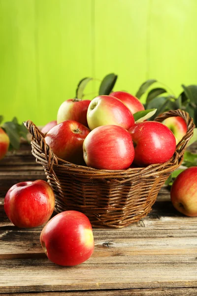 Red apples in basket — Stock Photo, Image