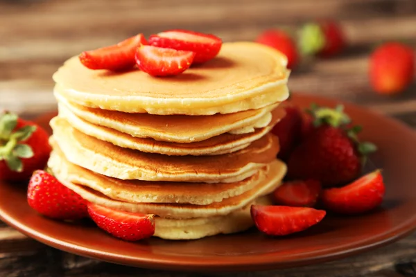 Delicious pancakes with strawberries — Stock Photo, Image