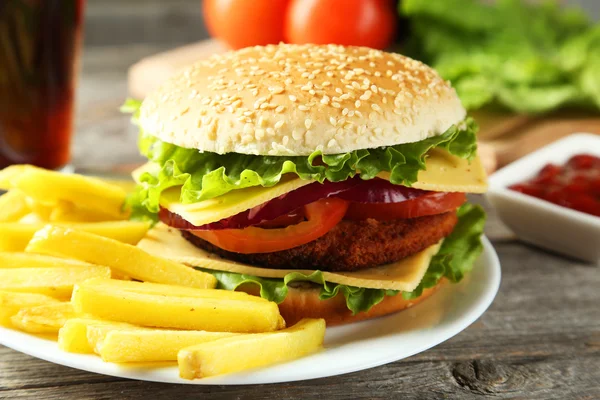 新鮮なハンバーガーとフライド ポテト — ストック写真