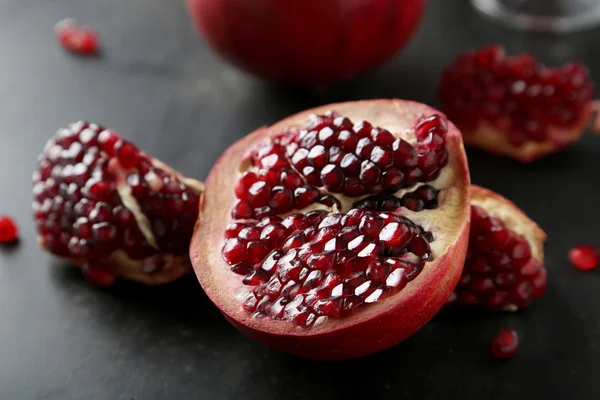 Frutti di melograno su sfondo nero — Foto Stock