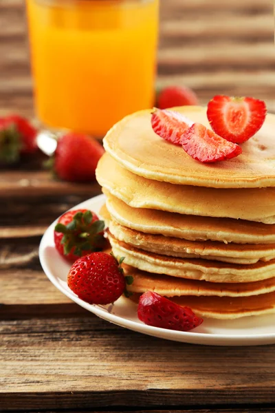 Panquecas deliciosas com morangos — Fotografia de Stock