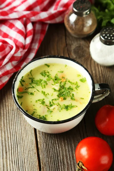 Schüssel Suppe auf braunem Hintergrund — Stockfoto