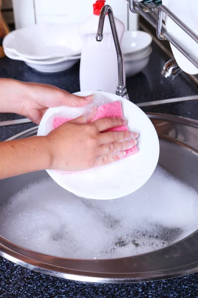 Ženská ruka mytí nádobí — Stock fotografie