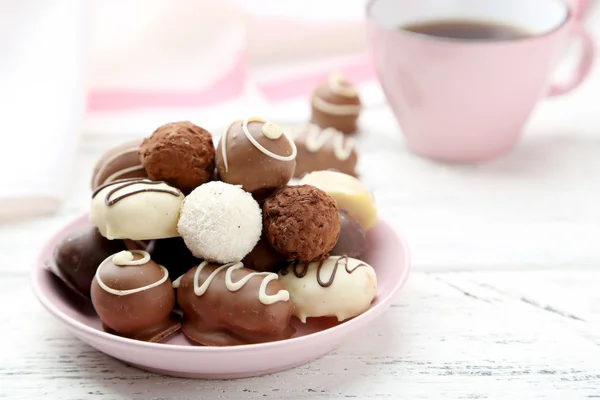 Chocolates en tazón y taza — Foto de Stock