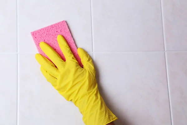 Cleaning kitchen tiles — Stock Photo, Image