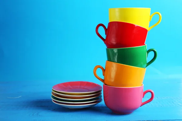 Coloridas tazas y platillos — Foto de Stock