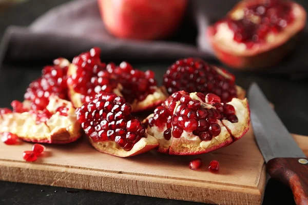 Deliziosi frutti di melograno — Foto Stock