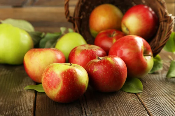 Beautiful tasty apples — Stock Photo, Image