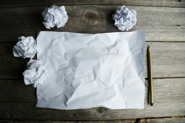 Ark med blankt papper och en penna — Stockfoto