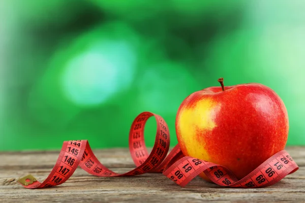 Manzana roja con cinta métrica — Foto de Stock