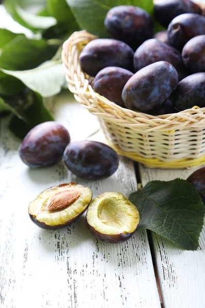 Frische Pflaumen im Korb — Stockfoto