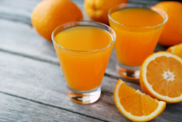 과일과 오렌지 주스의 안경 — 스톡 사진
