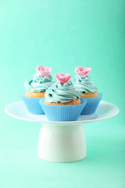 Cupcakes saborosos na placa — Fotografia de Stock