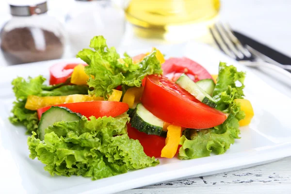 Verse groentesalade op bord — Stockfoto