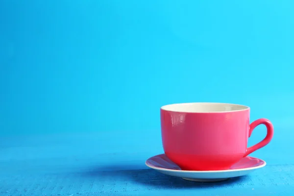 Roze cup geïsoleerd op blauw — Stockfoto